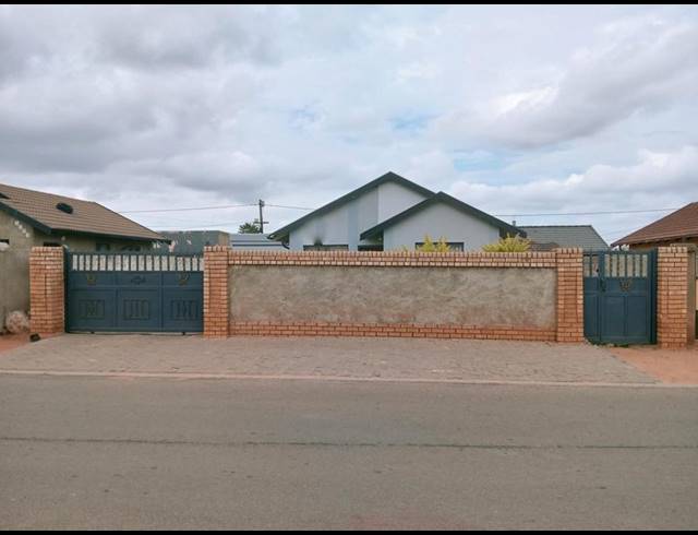 4 BEDROOM HOUSE FOR SALE IN PROTEA GLEN